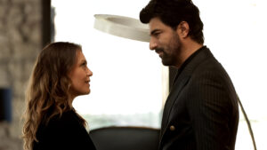 Read more about the article Prima privire: Engin Akyürek, Aslı Enver conduc Netflix original turcesc, “Old Money”