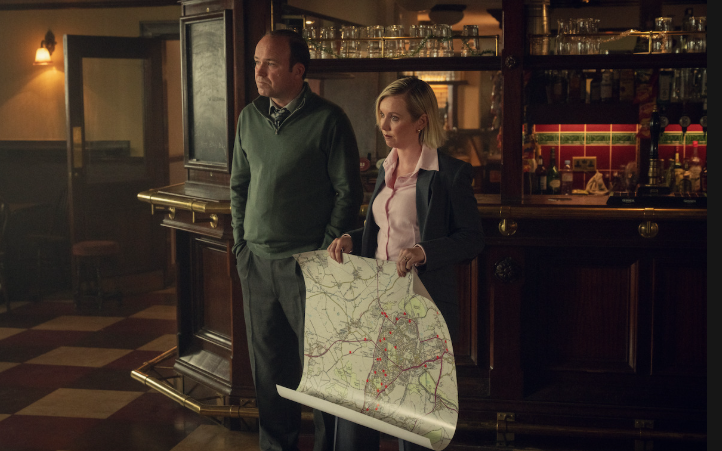 Rory Kinnear în rolul lui Des și Lauren Lyle în rolul lui Dani.
